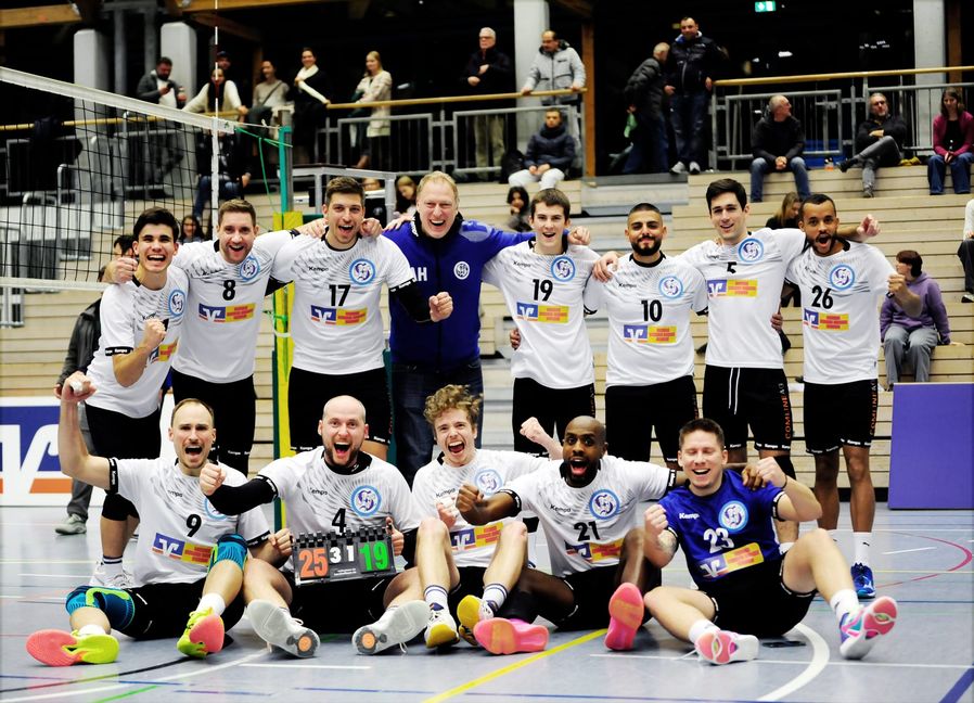 So sehen Sieger aus: Die Regionalliga-Volleyballer des VfL Sindelfingen.