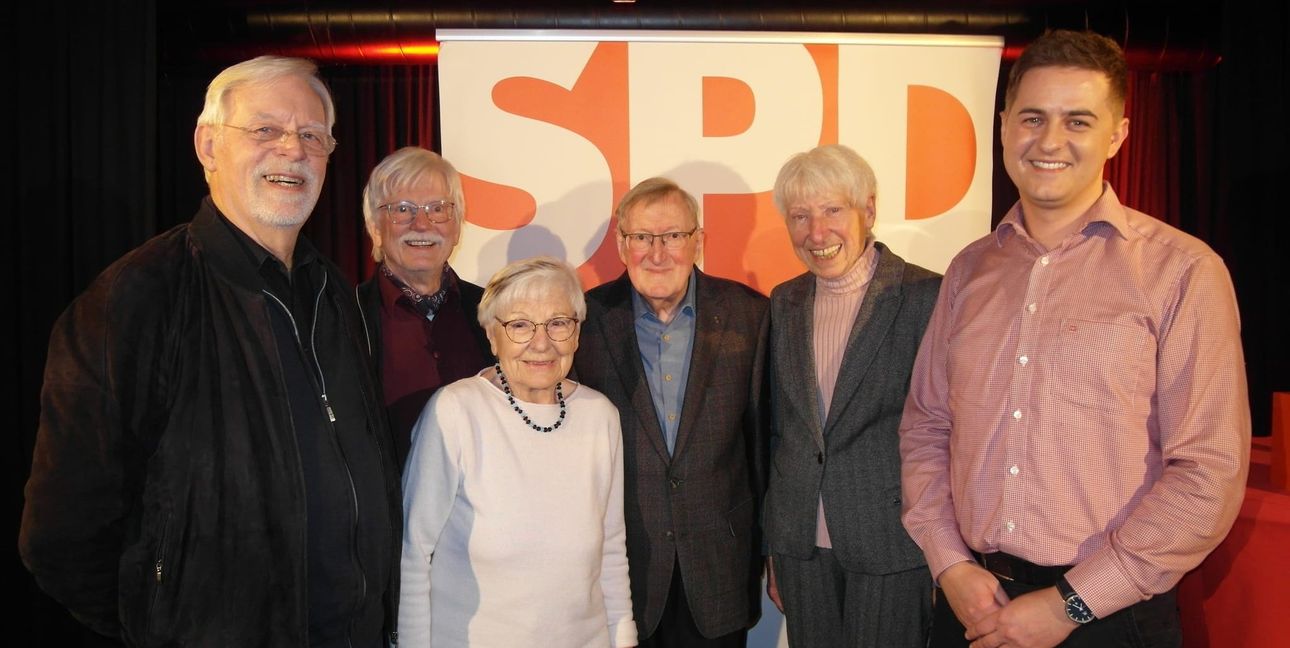 Beim Neujahrsempfang im Alten Amtsgericht auf dem Schlossberg hat der Böblinger SPD-Stadtverband langjährige Mitglieder geehrt (von links): Hans-Hermann Schrader (50 Jahre Mitgliedschaft), Rolf Scherer (50 Jahre), Brigitte Richter (50 Jahre), Werner Kramme (50 Jahre), Ursula Kupke (60 Jahre), ganz rechts Lukas Häberle (Vorsitzender des Böblinger SPD-Stadtverbands).
