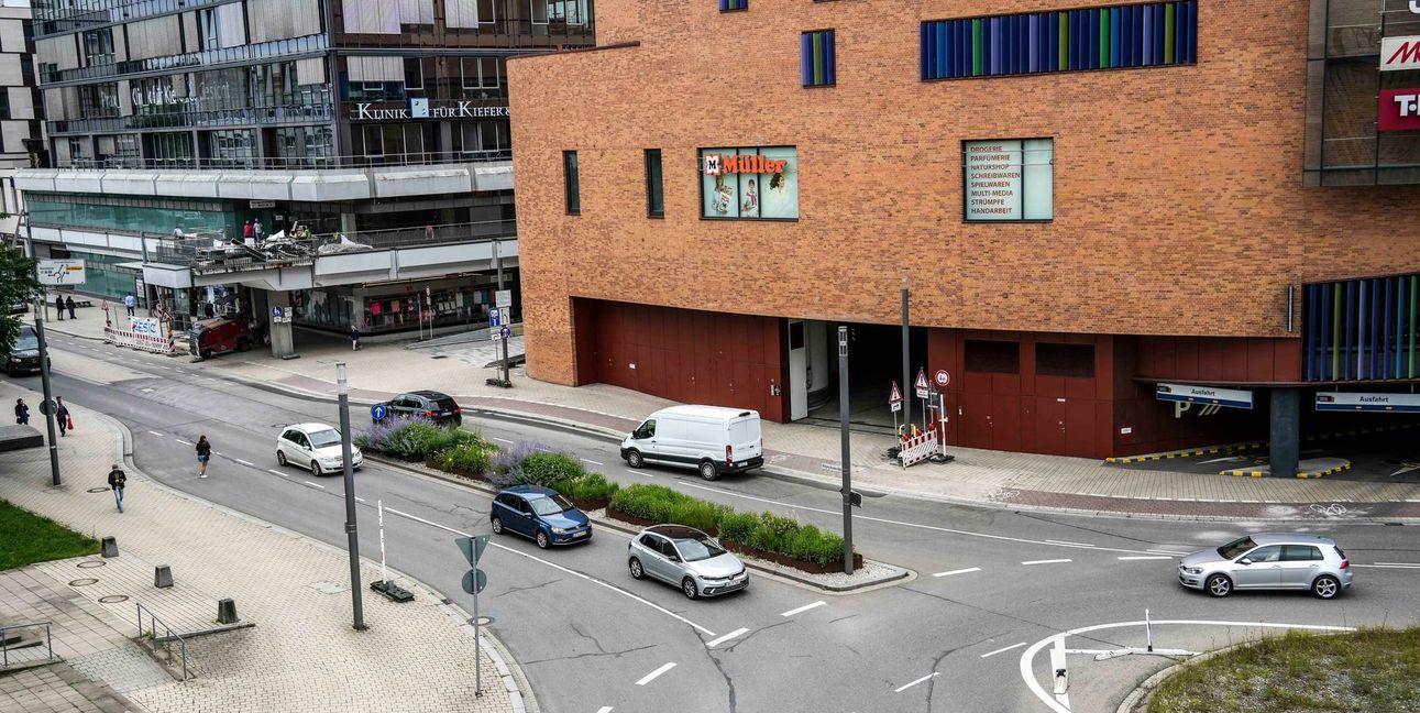 Fast schon ein ungewohntes Bild: In der Wolfgang-Brumme-Allee fließt der Verkehr wieder in beide Richtungen.