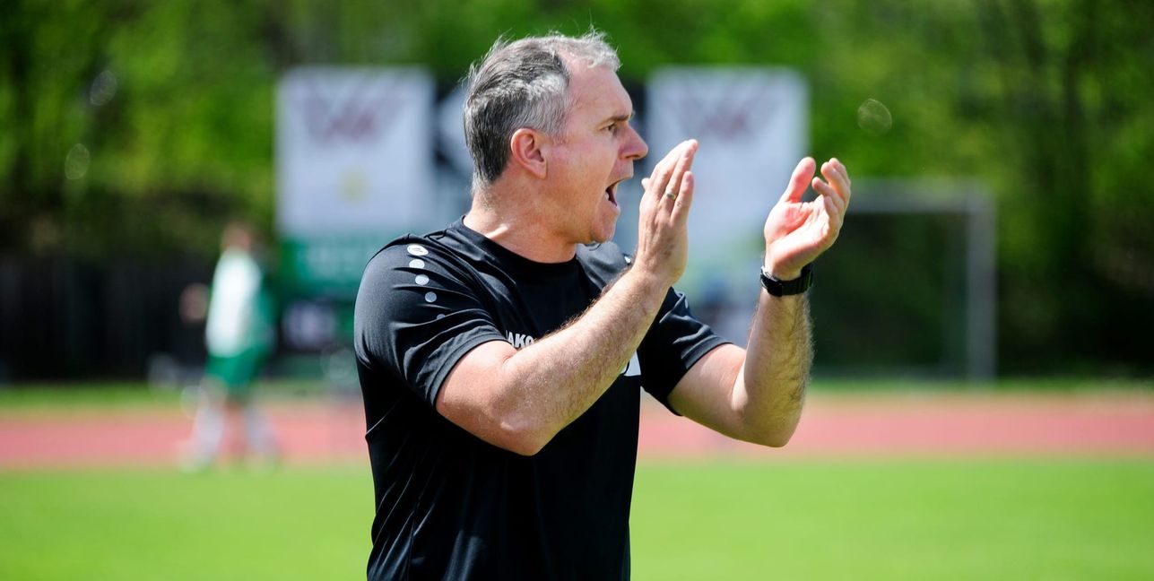 Maichingens Trainer Thomas Wohland applaudiert seiner Mannschaft zum 4:0-Derby.