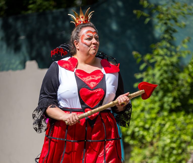 Die Herzkönigin von „Alice im Wunderland“ führt was im Schilde.