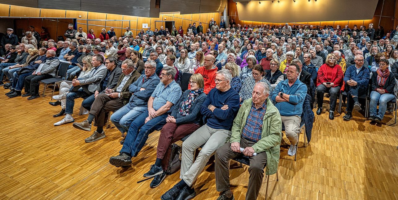 Die Renninger Stegwiesenhalle war an dem Abend bis auf den letzten Platz belegt. Manche Besucher mussten sogar stehen. 	Bild: Richter