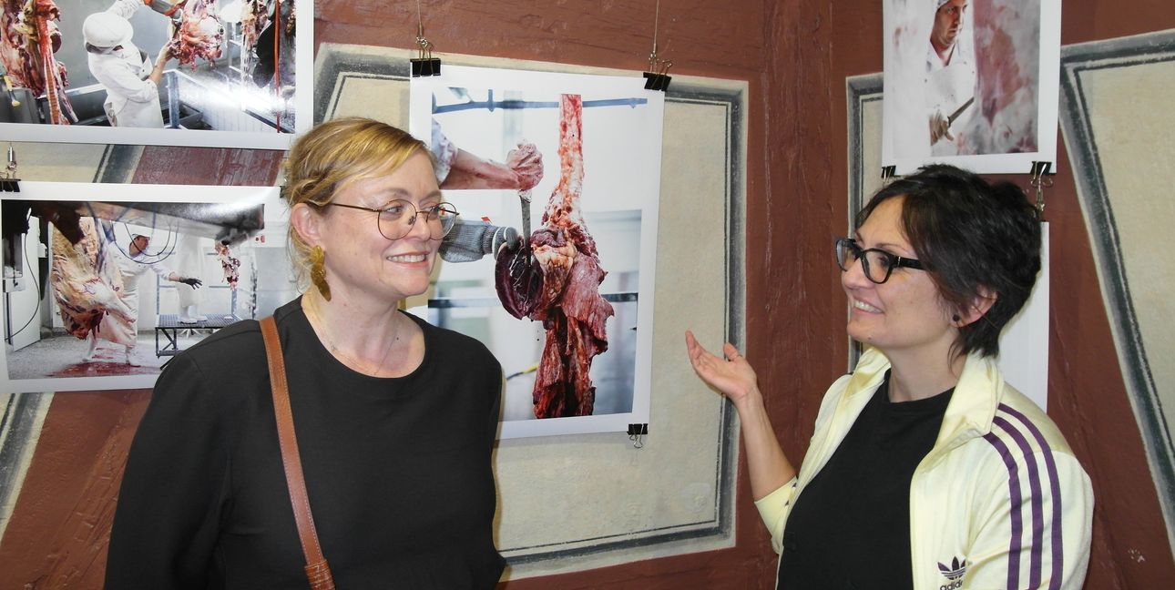 Die Food-Fotografin Vivi D‘Angelo (rechts) und die Kulinarik-Journalistin Anja Wasserbäch (links) sind bei der bis zum 25.Februar laufenden Sonderausstellung „Fo(o)dografie“ im Deutschen Fleischermuseum Böblingen zu Gast gewesen.