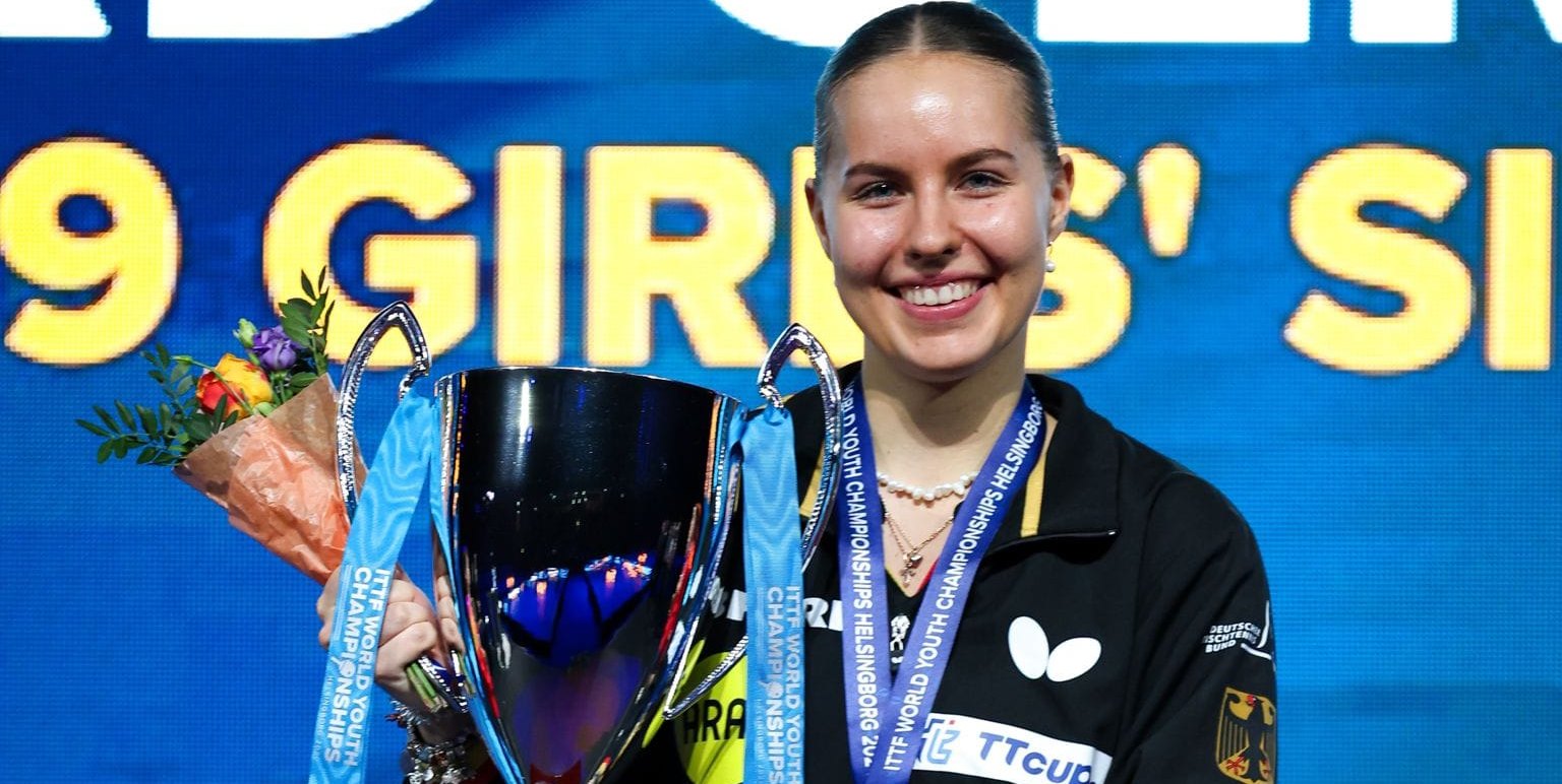 Annett Kaufmann im schwedischen Helsingborg mit der WM-Trophäe in den Händen.