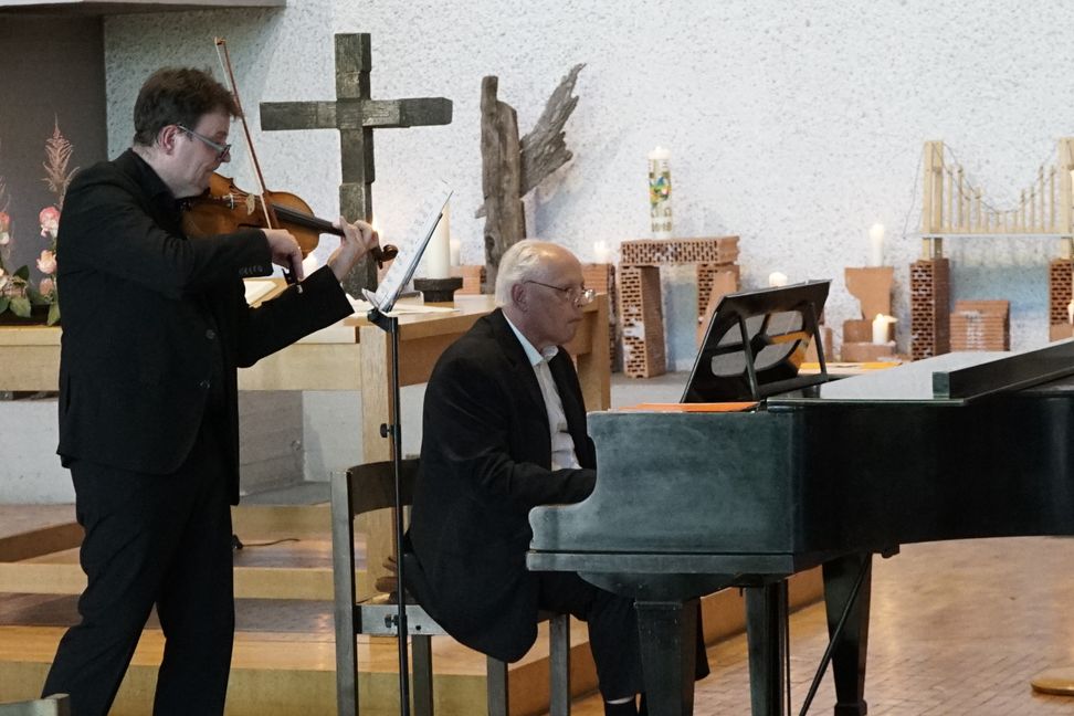 Hanns Martin Zimmermann an der Violine und Pianist Istvan Horvath Thomas in der Versöhnungskirche. Bild: Heiden