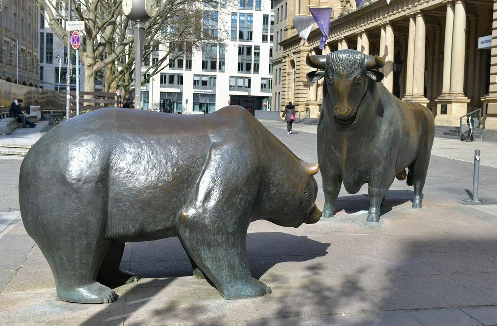 Die Börsensymbole Bulle und Bär: Bären sind Anleger, die auf fallende Kurse spekulieren, Bullen setzen optimistisch auf steigende Kurse.
Foto: imago images/Jan Huebner