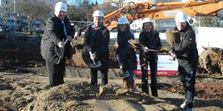 Von links: BGG-Geschäftsführerin Rainer Ganske, Oberbürgermeister Dr. Stefan Belz, Praxis-Inhaberin Dr. Iris Bantlin, Apotheken-Inhaberin Roswitha Rilling, Architekt Georg Negler vom planenden Böblinger Büro Archiplan.	BIld: Staber