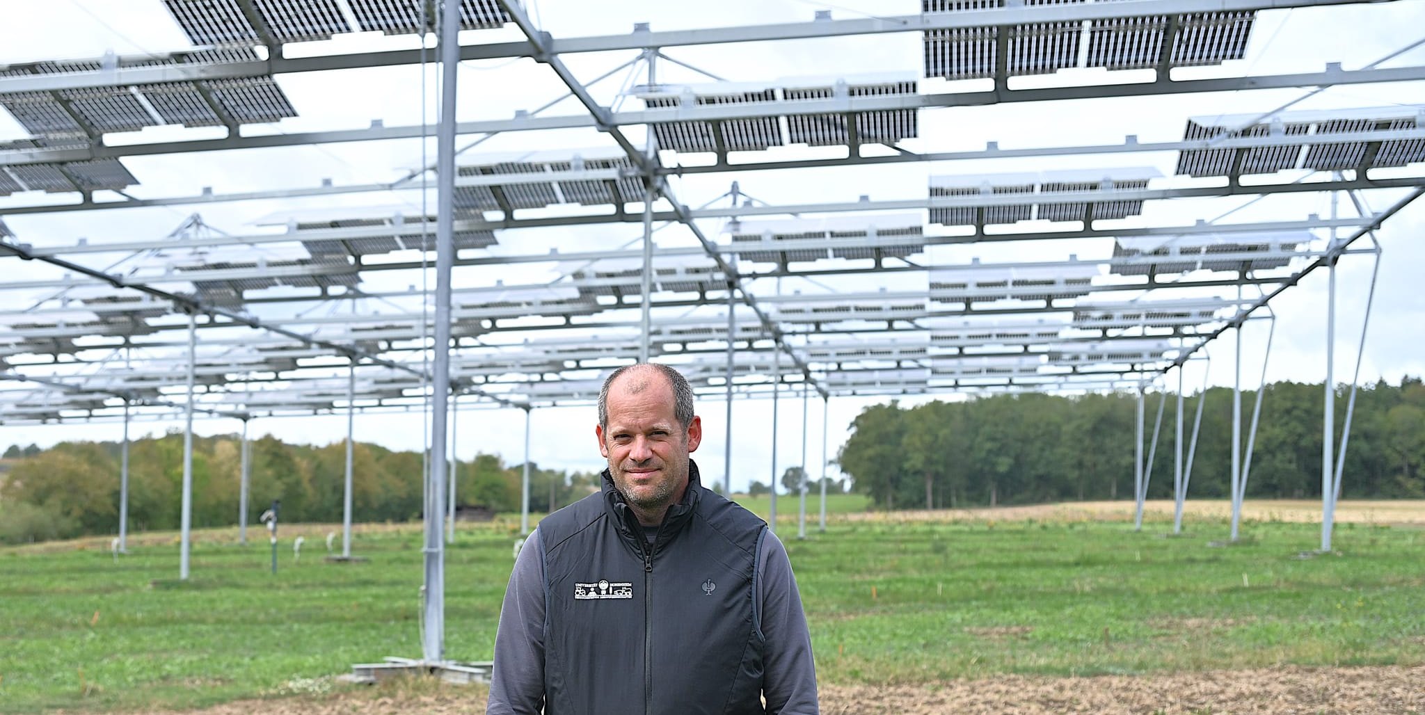 Markus Pflugfelder vor der Agri-PV-Anlage. Auf dem Ihinger Hof wird damit untersucht, wie sich Nutzpflanzen unter den Photovoltaik-Paneelen entwickeln. Bilder: Reichert
