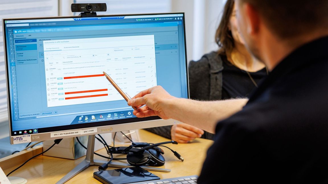 Zugriff auf die ePA bekommen Ärzte, wenn Patienten ihre Versichertenkarte in das Lesegerät stecken. Sie können die Zugriffsrechte aber auch per App einschränken.