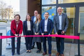 Bei der offiziellen Eröffnung (von links): Christine Tomschi, Sabine Kaebert, Rouven Bruder, Nadine Reichensperger (alle Stadtwerke Böblingen), Oberbürgermeister Dr. Stefan Belz und Oliver Braun, Vorstandsmitglied Kreissparkasse Böblingen.