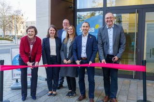 Bei der offiziellen Eröffnung (von links): Christine Tomschi, Sabine Kaebert, Rouven Bruder, Nadine Reichensperger (alle Stadtwerke Böblingen), Oberbürgermeister Dr. Stefan Belz und Oliver Braun, Vorstandsmitglied Kreissparkasse Böblingen.