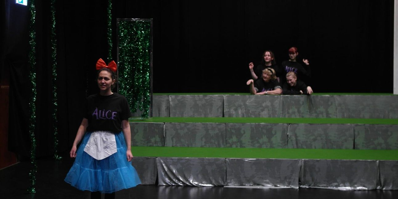 Wenn Alice fragt „Wer bin ich?“, gibt es darauf mehr als nur eine Antwort. Kein Wunder, sie ist ja auch im Wunderland.