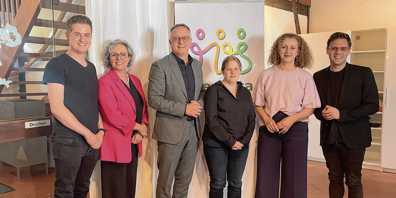 Von links: Lukas Häberle, Mitglied im Verwaltungsrat von Mevesta; Susanne Künschner, Fachvorständin Jugendhilfe bei Mevesta; SPD-Fraktionsvorsitzender Andreas Stoch; Jessica Bernhard, Leiterin der Suchthilfezentren Herrenberg und Sindelfingen; Helena Resch, Fachvorständin Suchthilfe bei Mevesta; SPD-Landtagsabgeordneter Florian Wahl. Bild: Gospodarczyk