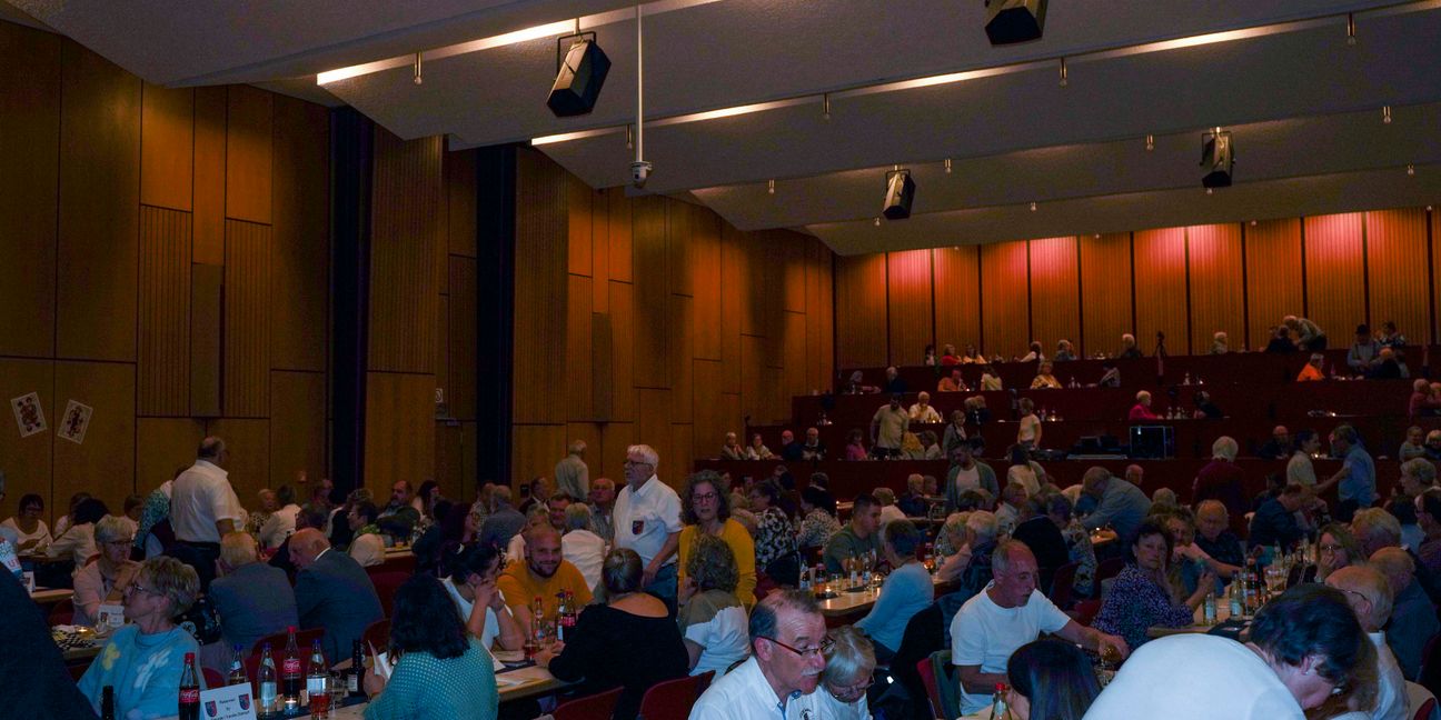 Über 300 Besucher feiern beim 66. Dorfabend des Gesangvereins Frohsinn in der Holzgerlinger Stadthalle.
