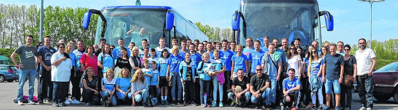 Auf geht’s: der HSG-Anhang vor der Abfahrt. Bild: Zvizdiç