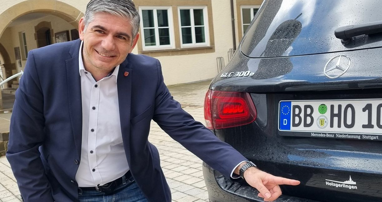 Ionnis Delakos zeigt auf das Heck seines Autos: Der Bürgermeister wirbt jetzt auch unterwegs für seine Stadt - ebenso viele Bürger, die sich im Rathaus bereits einen Holzgerlingen-Aufkleber geholt haben. Bild: Hamann