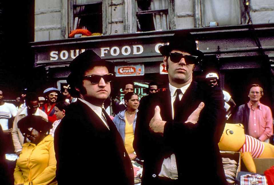 John Belushi und Dan Aykroyd sind Jake und Elwood, besser bekannt als die „Blues Brothers“. Sie haben Großes vor. Bild: z