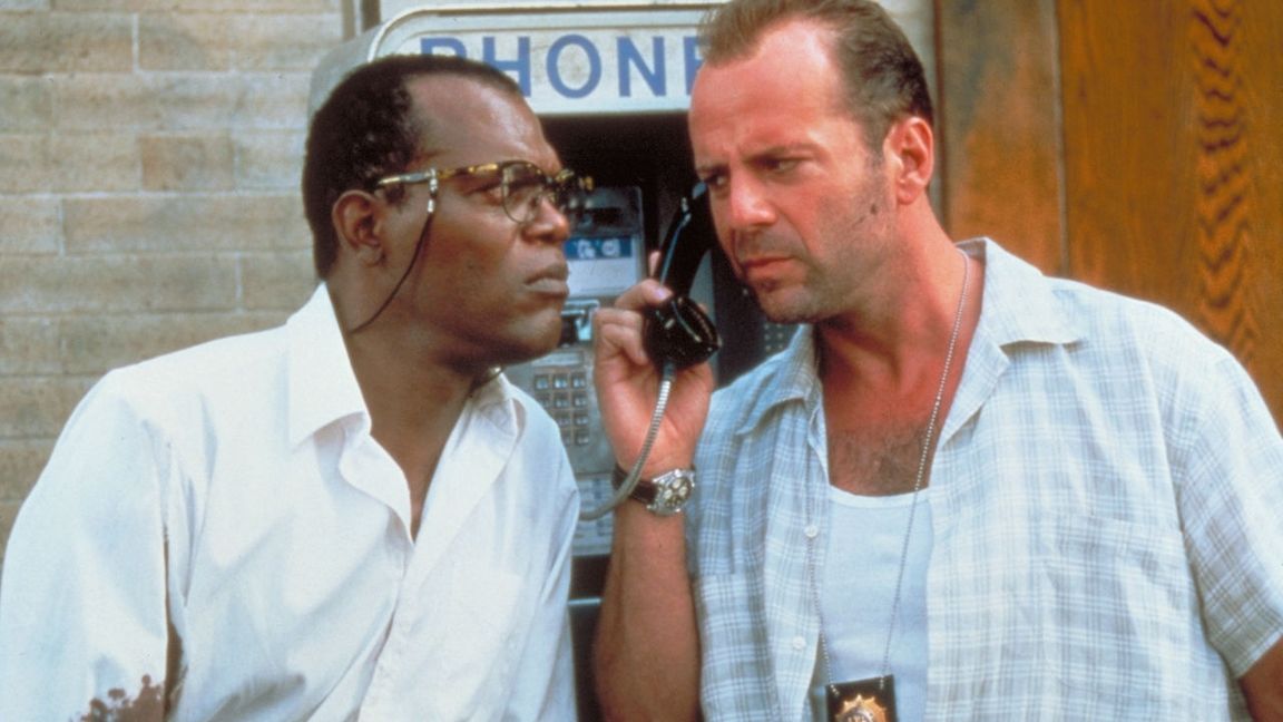 Hallo? Vermittlung? Samuel L. Jackson und Bruce Willis müssen viel telefonieren in „Stirb langsam: Jetzt erst recht“.   Bild: z