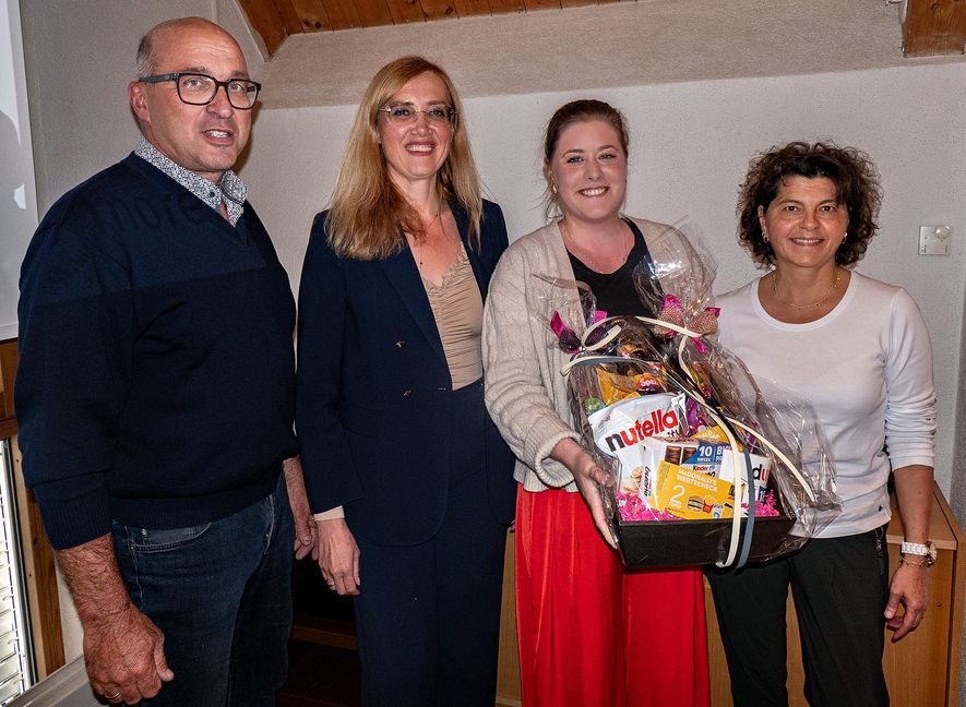 Kämmerin Fiona Rennert wurde in der Gemeinderatsitzung in Aidlingen als Kämmerin verabschiedet. Auf unserem Foto von links Gemeinderat Thomas Rott, Bürgermeisterin Helena Österle, Kämmerin Fiona Rennert und Gemeinderätin Jutta Kühnle.