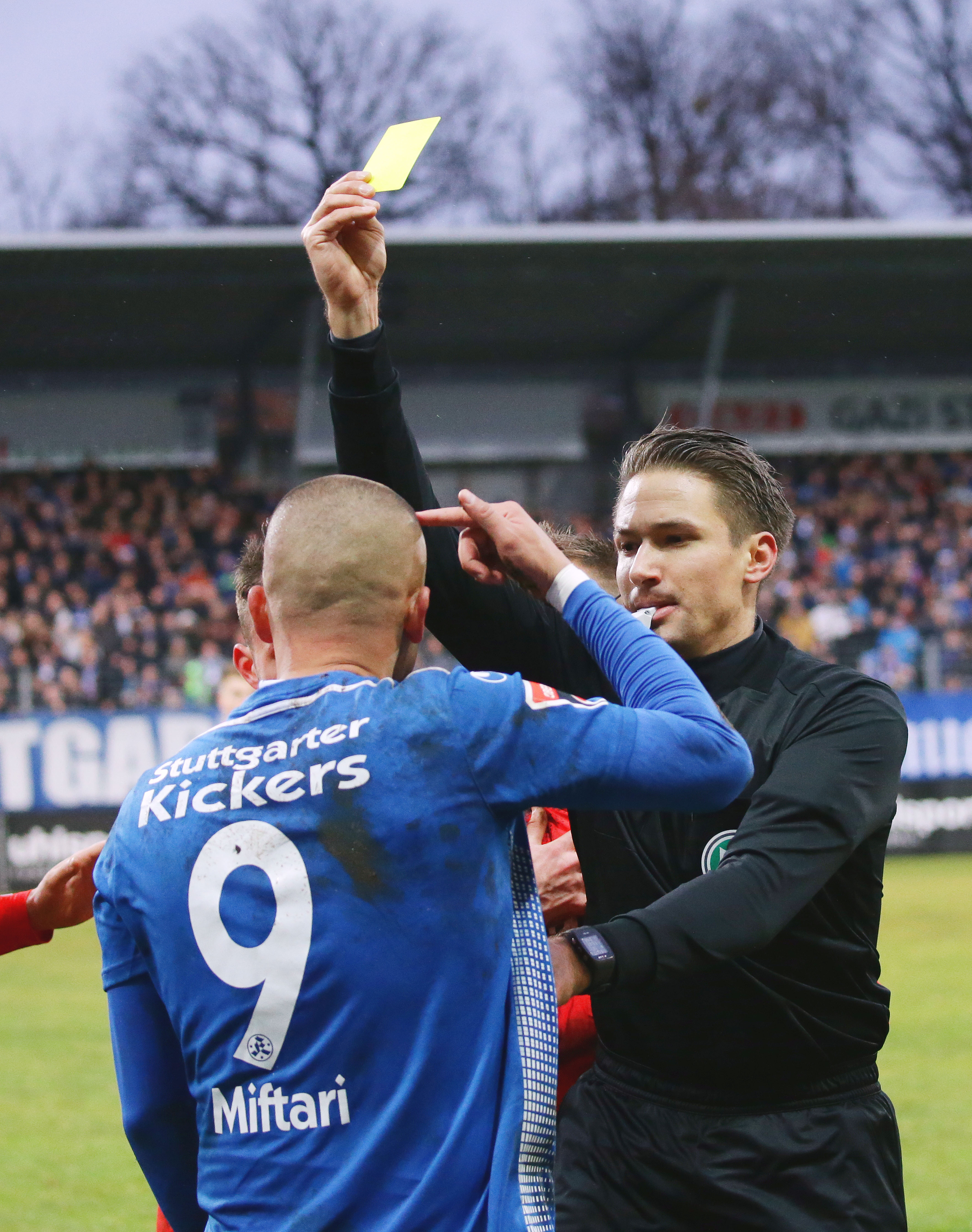BAU //  Stuttgart , Fußball Oberliga Stuttgarter Kickers vs. SSV Reutlingen , Shkemb Miftari ( Kickers ) kriegt die gelbe Karte von Schiedsrichter Tobias Reichel