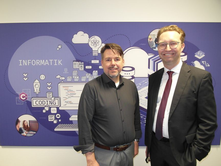 Freuen sich über das Jubiläum: Andreas Wellstein (Abteilungsleiter Informatik der Gottlieb-Daimler-Schule 2/links) und Dr. Christain Hopf (Schulleiter der GDS 2)