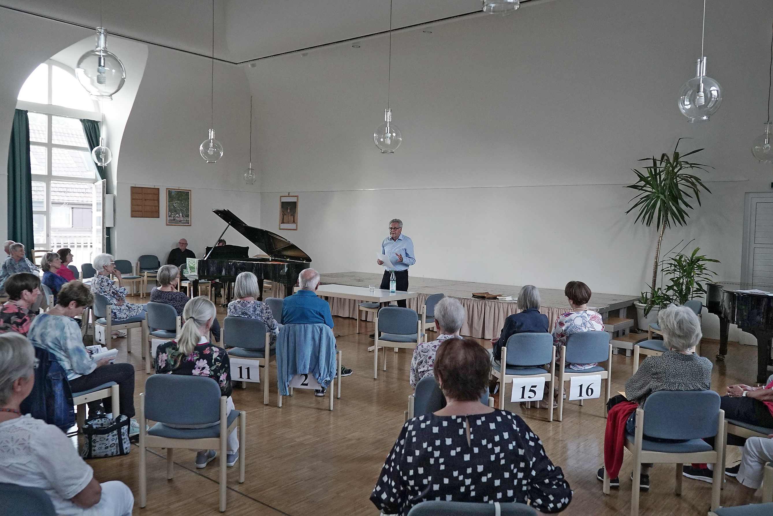 Roland Häcker stellt beim Literaturklub den Roman "Hard Land" von Benedict Wells vor. Bild: Heiden