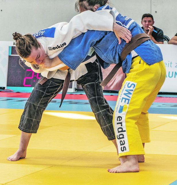 Die Sindelfingerin Fanny Hirling (links) attackiert Antonia Jursch. Bild: Vilz