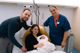 Luca Furtwengler mit seinen Eltern Jana Furtwengler und Jonas Bauer sowie Pflegerin Heike Ulmer.