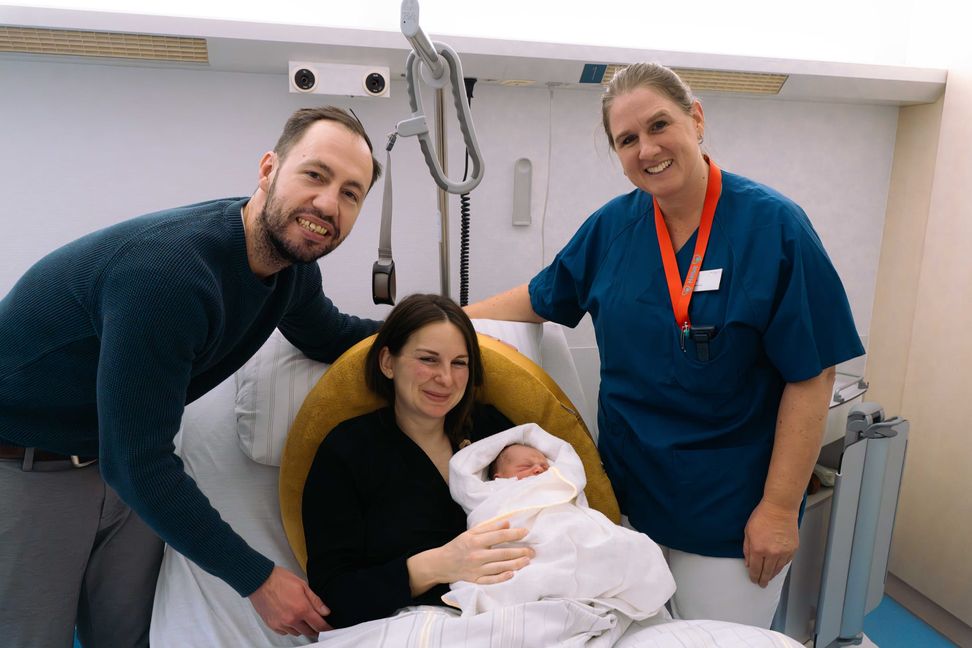 Luca Furtwengler mit seinen Eltern Jana Furtwengler und Jonas Bauer sowie Pflegerin Heike Ulmer.