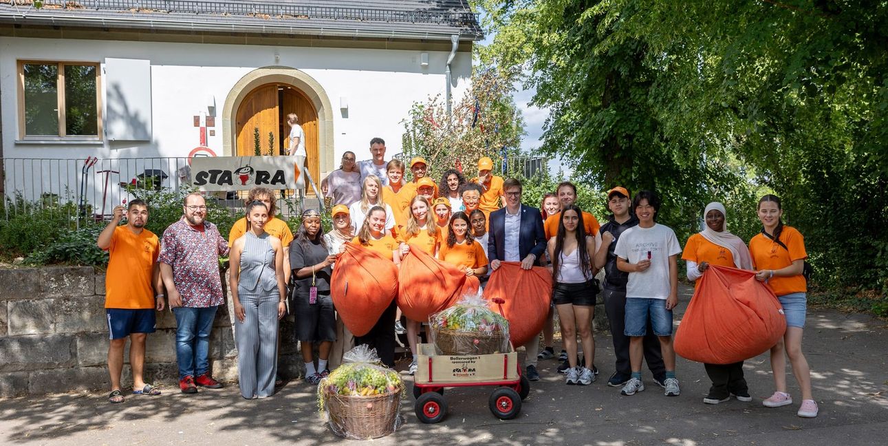 Gruppenfoto mit den ehrenamtlichen Betreuern der STARA und Oberbürgermeister Markus Kleemann.