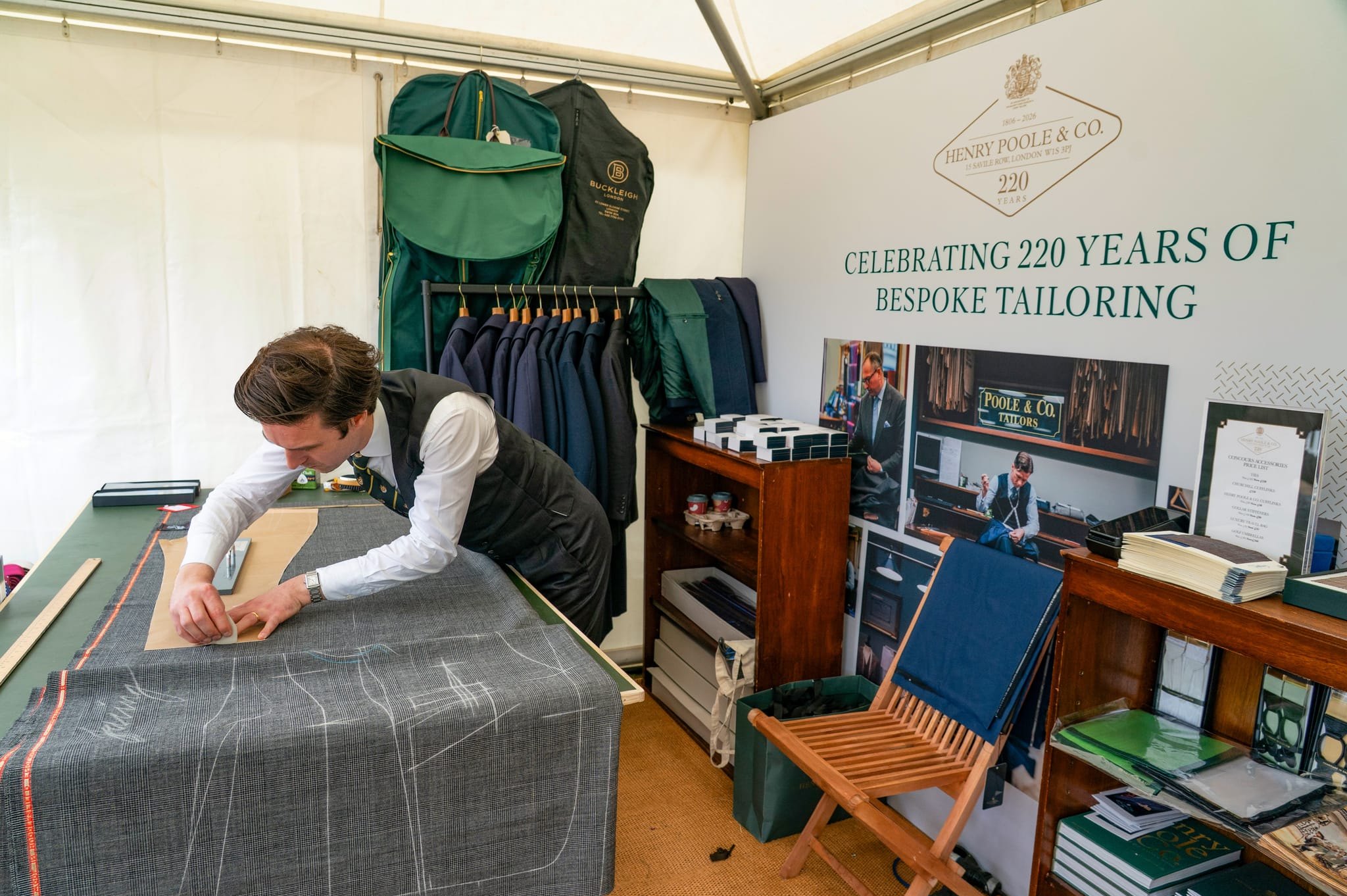 Arbeiten an einem maßgeschneiderten Sakko von Henry Poole & Co in der gemeinsamen Schauwerkstatt mit Mercedes-Benz Classic.