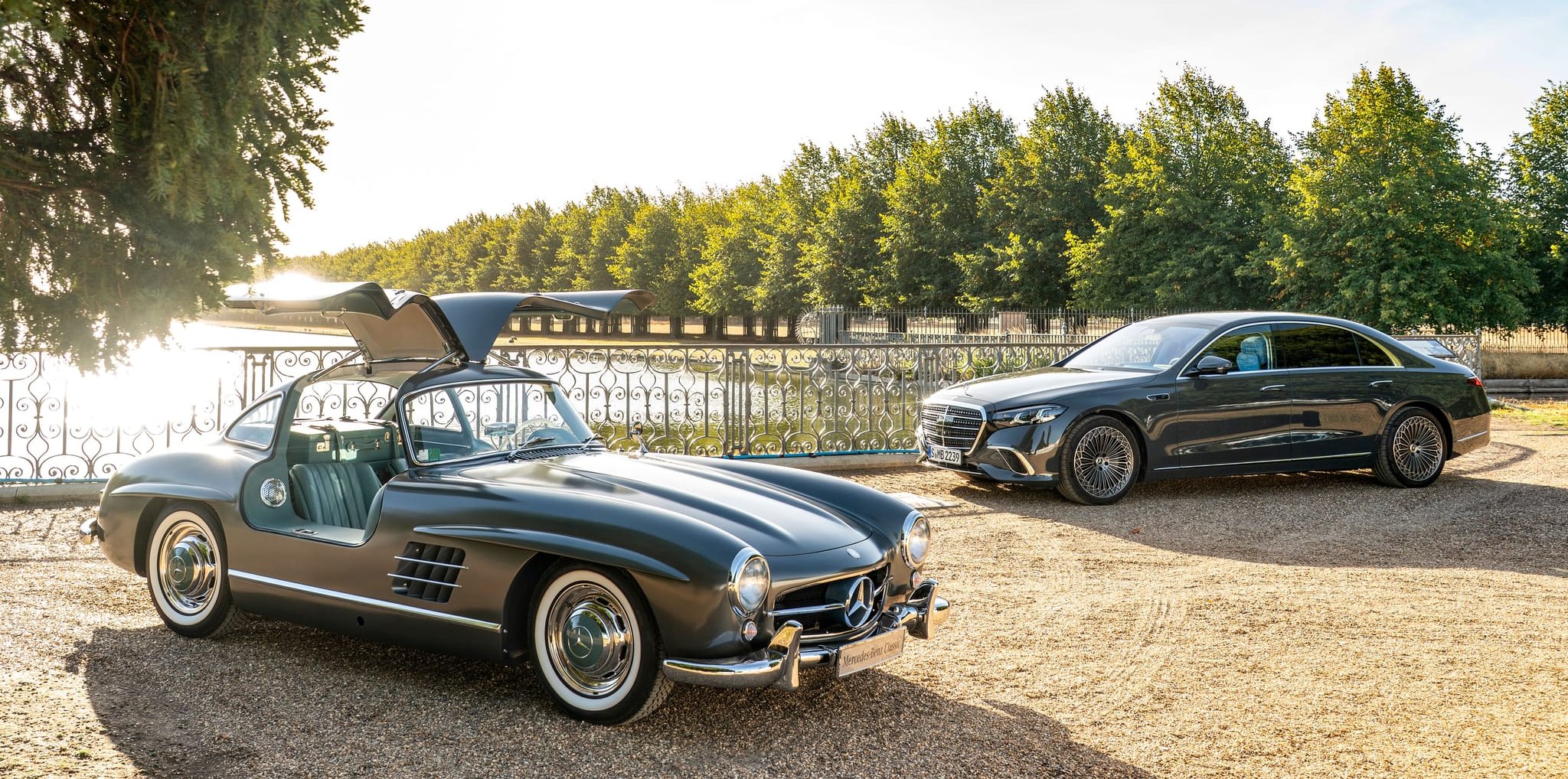 Links ein Mercedes-Benz 300 SL „Flügeltürer“-Coupé (W 198), rechts ein Mercedes-Benz S 500 4MATIC Langversion (Baureihe 223).