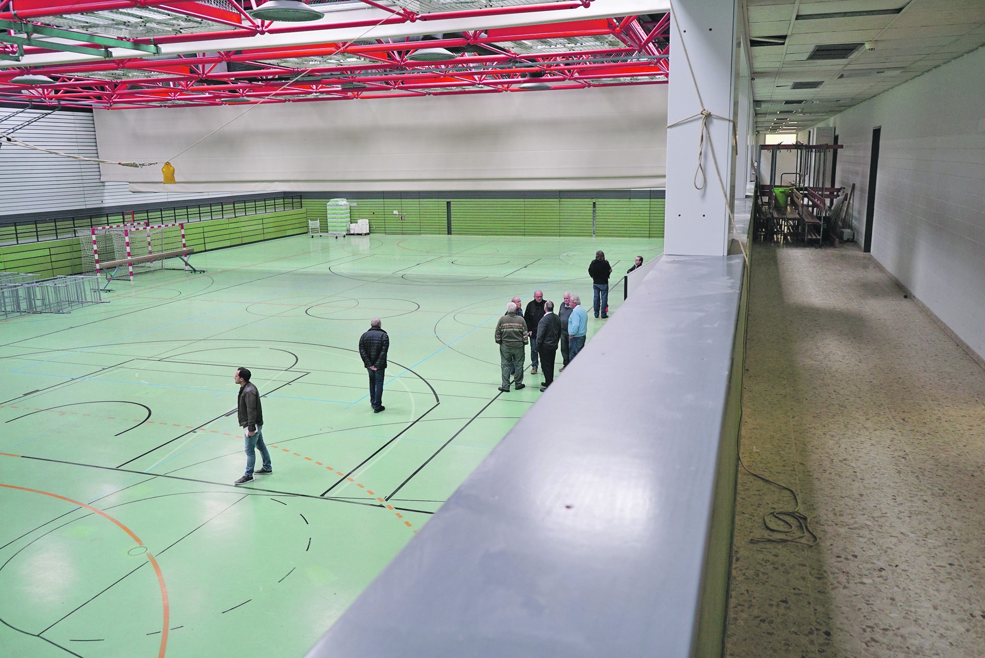 Der  untere  Bereich  der  Eschenried-Halle  sieht  gut  aus,  finden  viele  Stadträte  bei dem Vor-Ort-Termin. Bild: Heiden