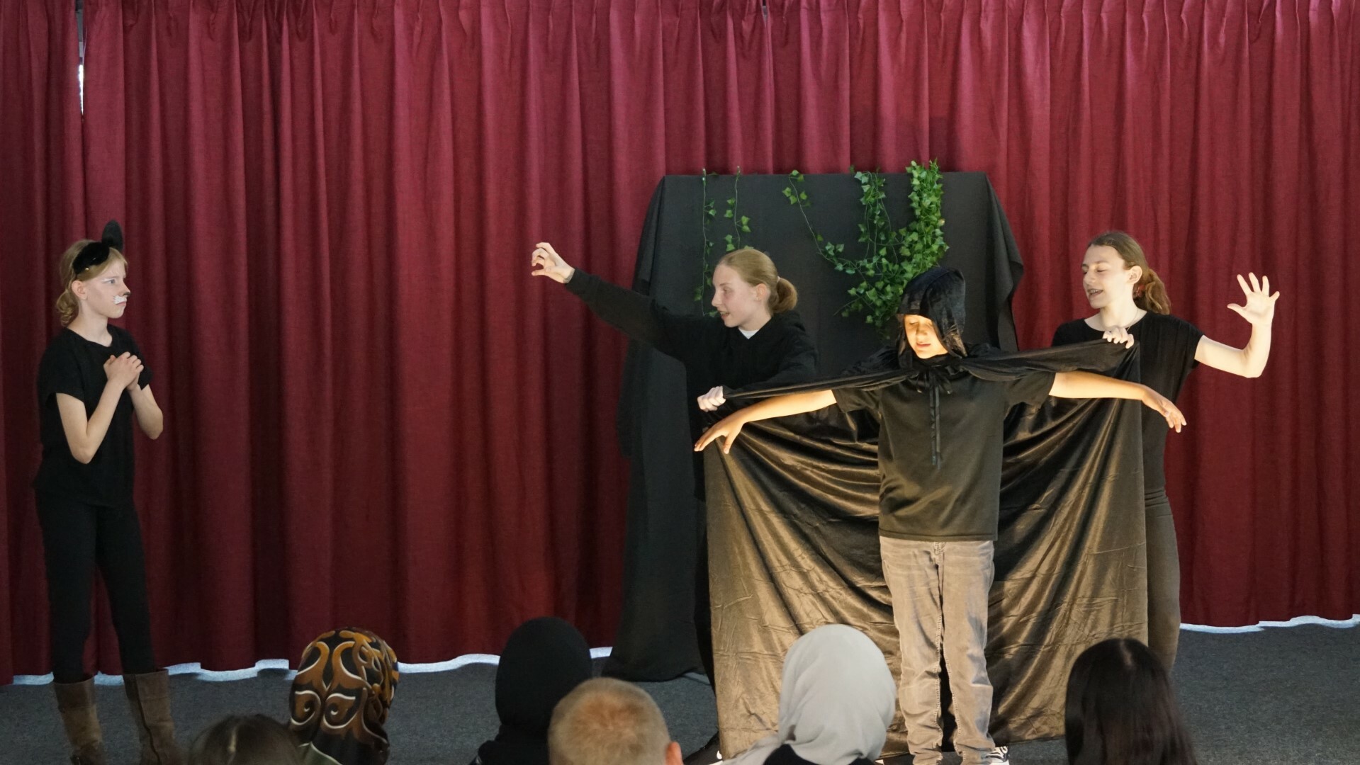 Die elf schauspielernden Schülerinnen und Schüler vom Unterrieden spielten den „Gestiefelten Kater“.  Bild: Christian Maier