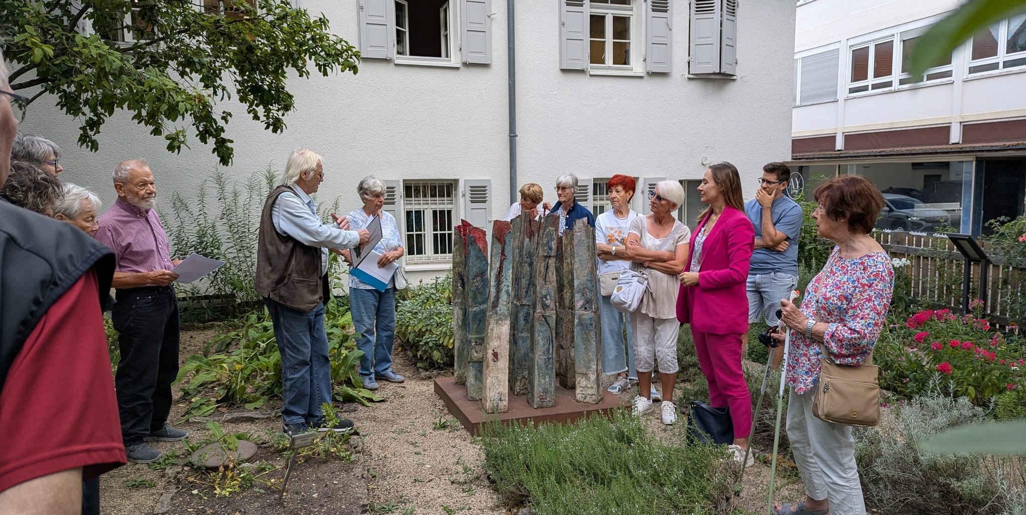 Jasmina Hostert (Dritte von rechts) und Klaus Philippscheck (mit Lederweste)  im Kräutergarten beim Stiftshof.