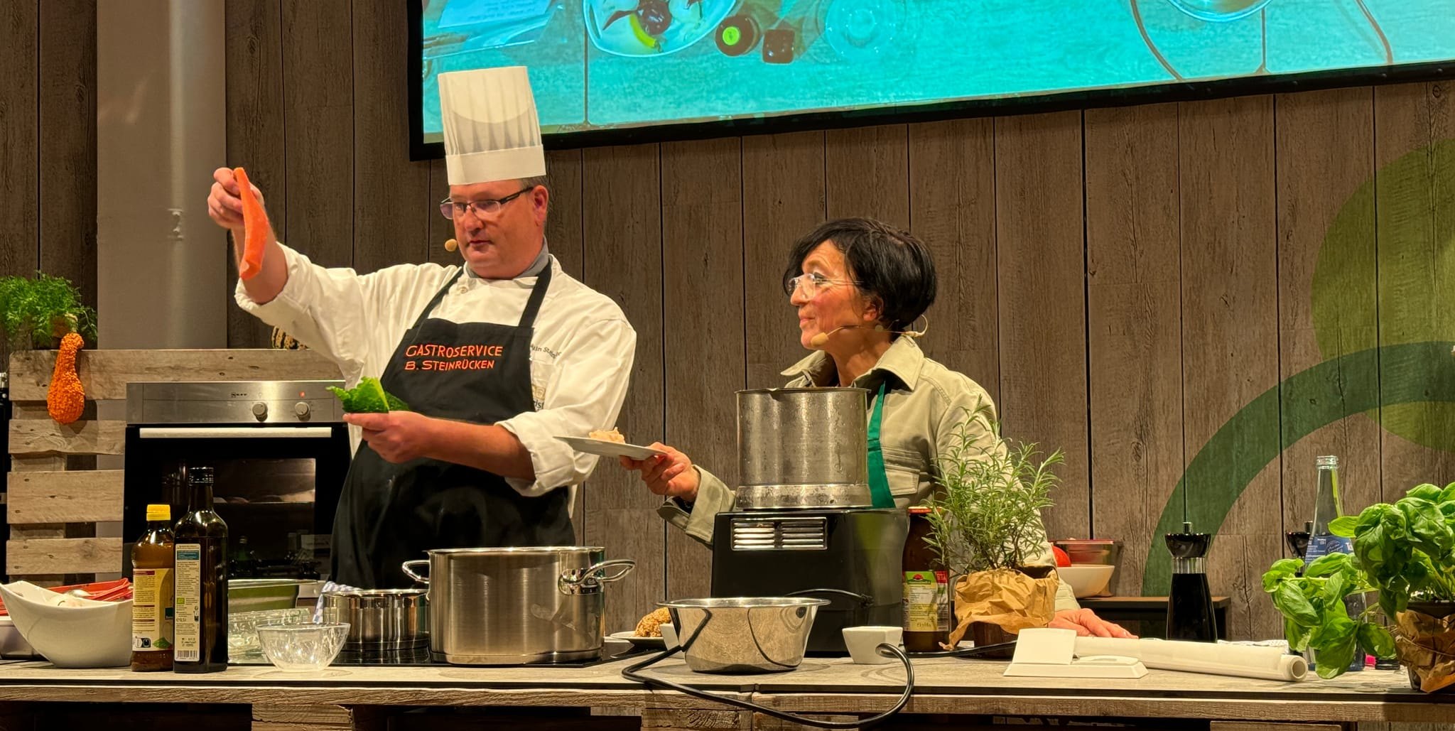 Benjamin Steinrücken und Stephanie Zinser bei der Zubereitung der Lachsforellenroulade.Bilder: Kalus