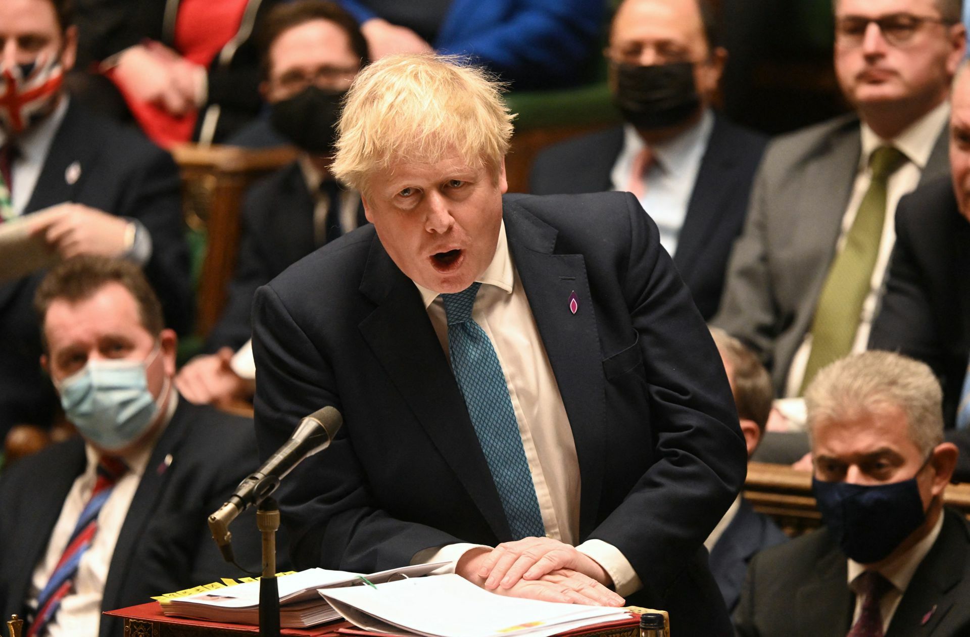 Boris Johnson erwehrt sich im Unterhaus seiner Haut.