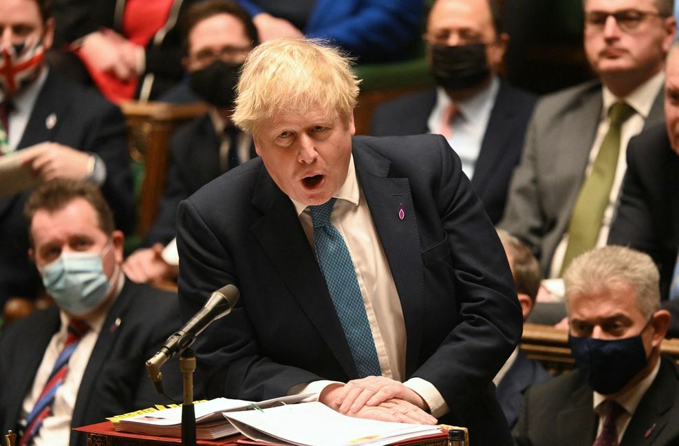 Boris Johnson erwehrt sich im Unterhaus seiner Haut.