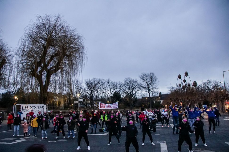 Über 200 Teilnehmerinnen haben bei der Aktion One Billion Rising am Böblinger Elbenplatz mitgetanzt. Bild: Dettenmeyer