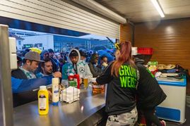 Nach dem Lauf gibt es etwas Warmes für den Magen und etwas Kühles für die Kehlen.