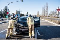 An der Kreuzung Gottlieb-Daimler-Straße/Calwer Straße in Sindelfingen fuhr ein Mercedes auf einen Peugeot auf.