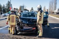 An der Kreuzung Gottlieb-Daimler-Straße/Calwer Straße in Sindelfingen fuhr ein Mercedes auf einen Peugeot auf.