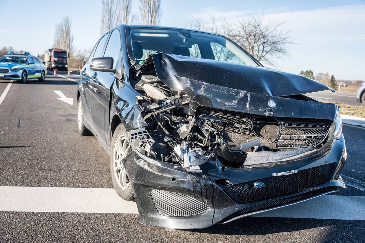 Sindelfingen: Mercedes crashes into Peugeot at traffic light