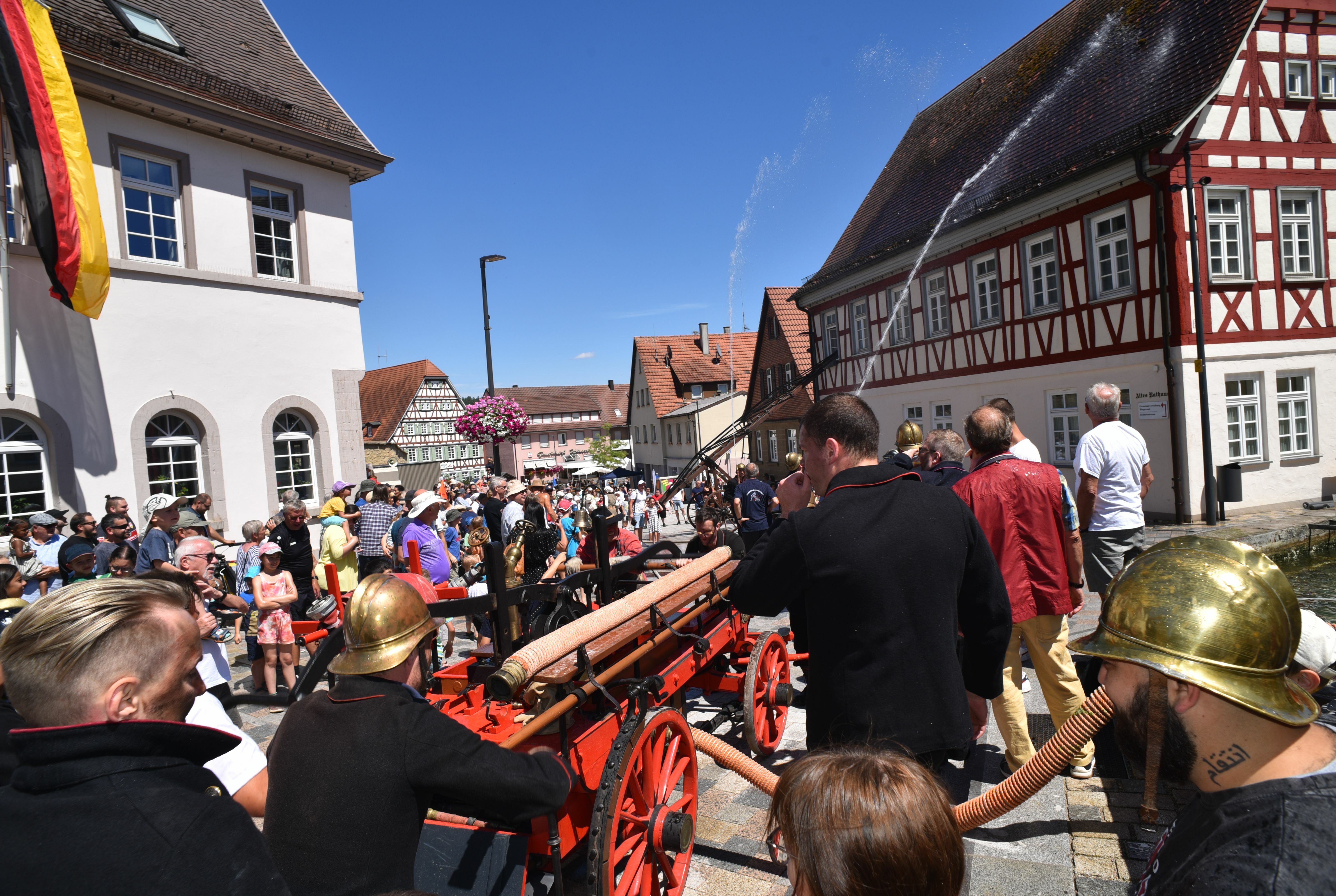 Die Pumpmannschaften am Hydrophor bestimmen mit ihrem Pumprhythmus den Wasserdruck.    Bilder: Reichert