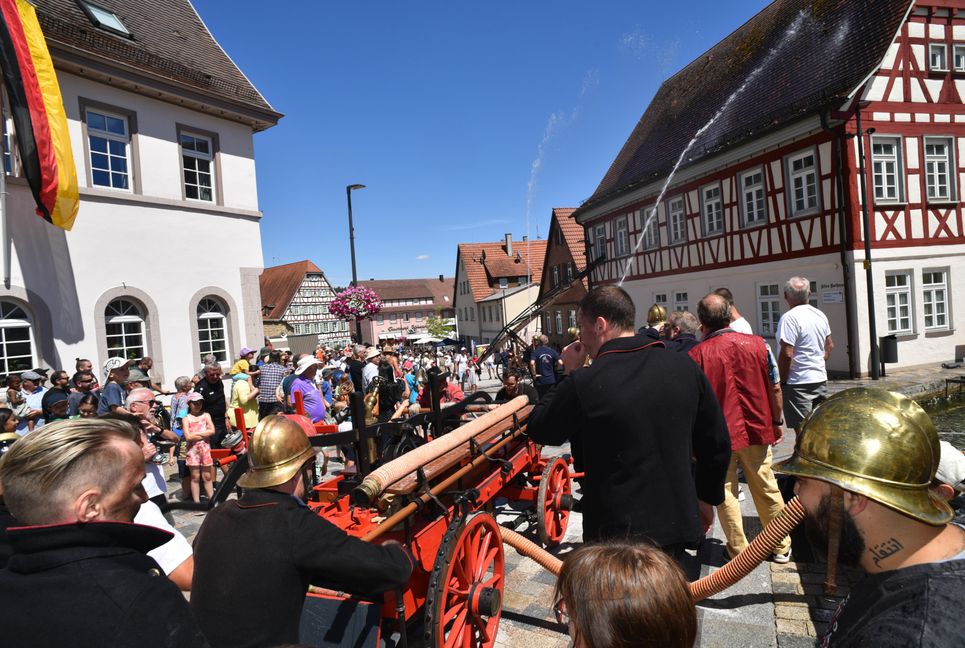 Die Pumpmannschaften am Hydrophor bestimmen mit ihrem Pumprhythmus den Wasserdruck. Bilder: Reichert