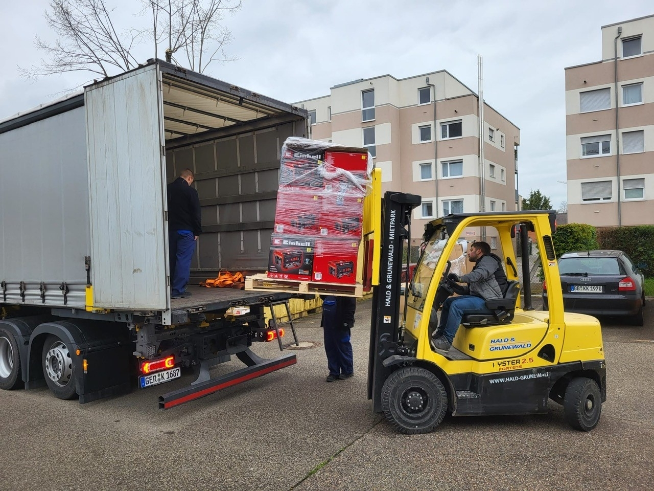 Die Sindelfinger Initiative "Helfen statt hamstern" hat mit Spendengeldern weitere Hilfsgütern erworben, die jetzt mit einem Hilfstransport ins Erdbebengebiet ins türkische Hatay gebracht werden. Bild: Wersal