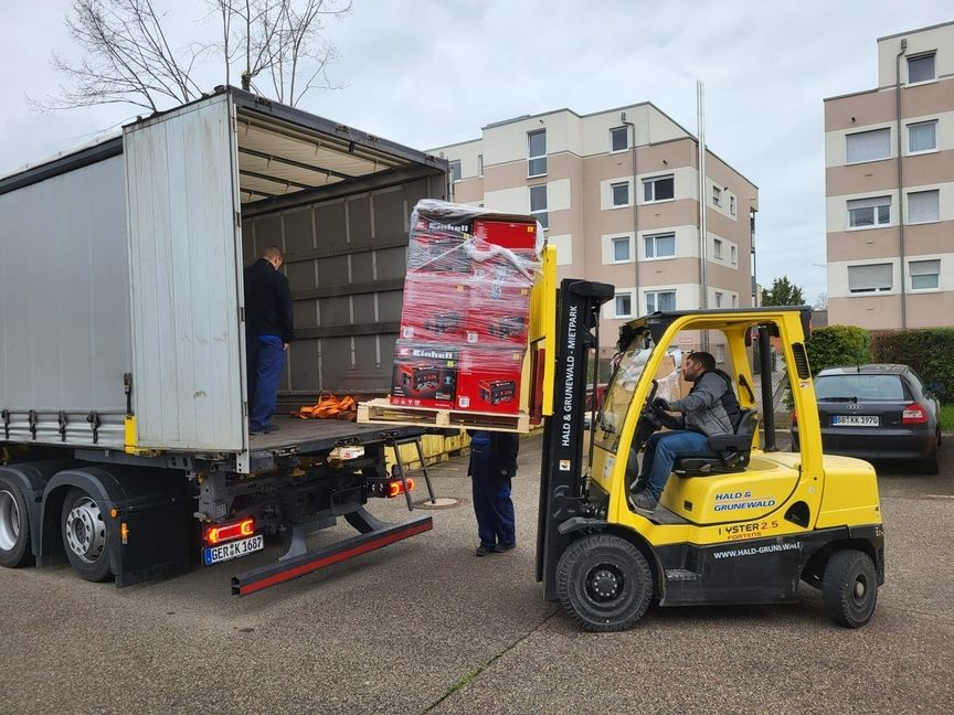 Die Sindelfinger Initiative "Helfen statt hamstern" hat mit Spendengeldern weitere Hilfsgütern erworben, die jetzt mit einem Hilfstransport ins Erdbebengebiet ins türkische Hatay gebracht werden. Bild: Wersal