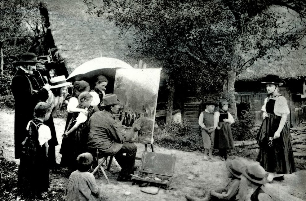 Der Künstler, der bevorzugt draußen arbeitete, wurde selbst zur Attraktion. Hier malt  er mit einem Bollenhut Modell am Kirchgang-Bild.