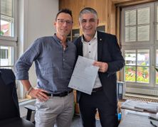 Der Erste Beigeordnete Jean-Rémy Planche (links) und Bürgermeister Ioannis Delakos haben es schwarz auf weiß: Es gibt keine Restschuld mehr.