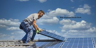 Früher nannte man es Sonnenkollektoren, heute istes eine Photovoltaikanlage. Was gleich bleibt: Stromgewinnung aus Licht.